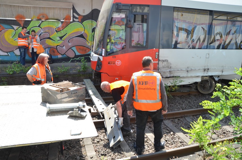 Unfall zwischen zwei KVB Bahnen Koeln Hoehenhaus Im Weidenbruch P132.JPG